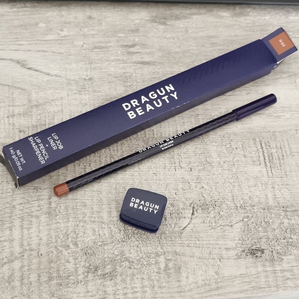 Lip liner + lip pencil sharpener